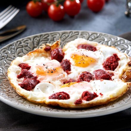 Eier mit Wurst und Käse